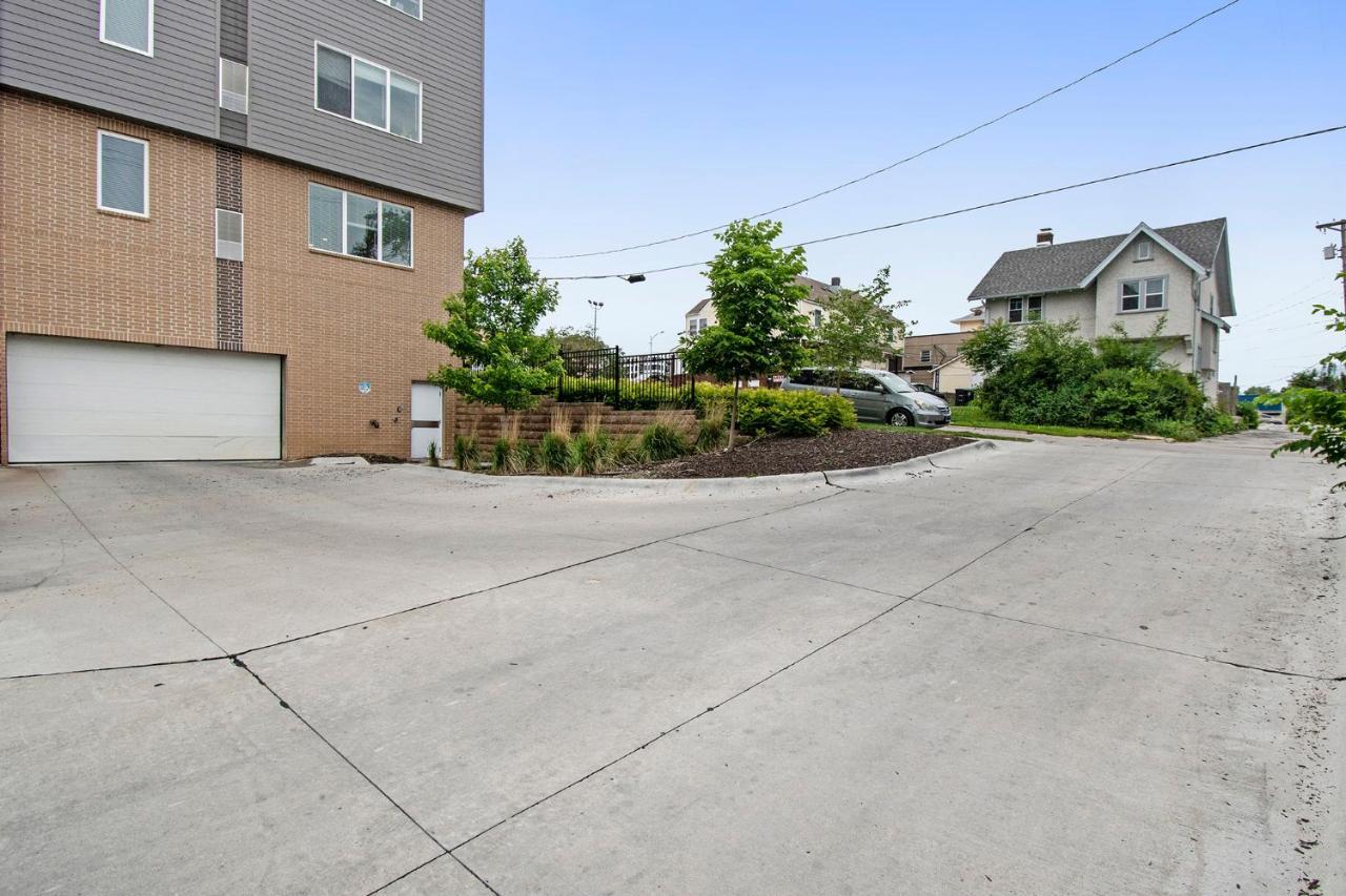 Stunning Midtown Oasis - King & Queen Beds! Apartment Omaha Exterior photo